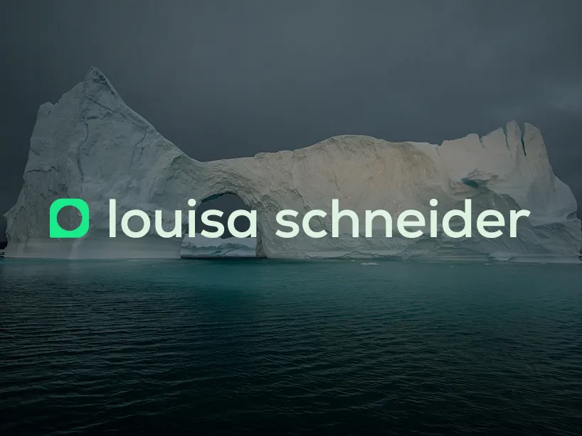 Eisberg im Meer, Text 'louisa schneider' mit grünem Bildzeichen