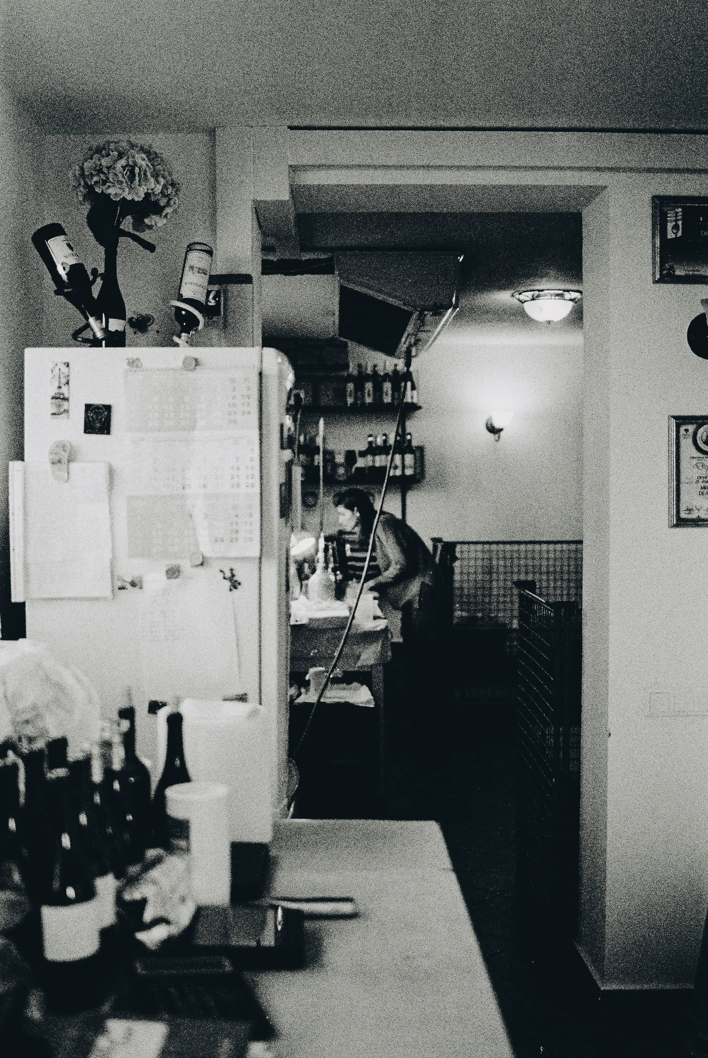 Echipa de vinificație verificând vinul în cramă