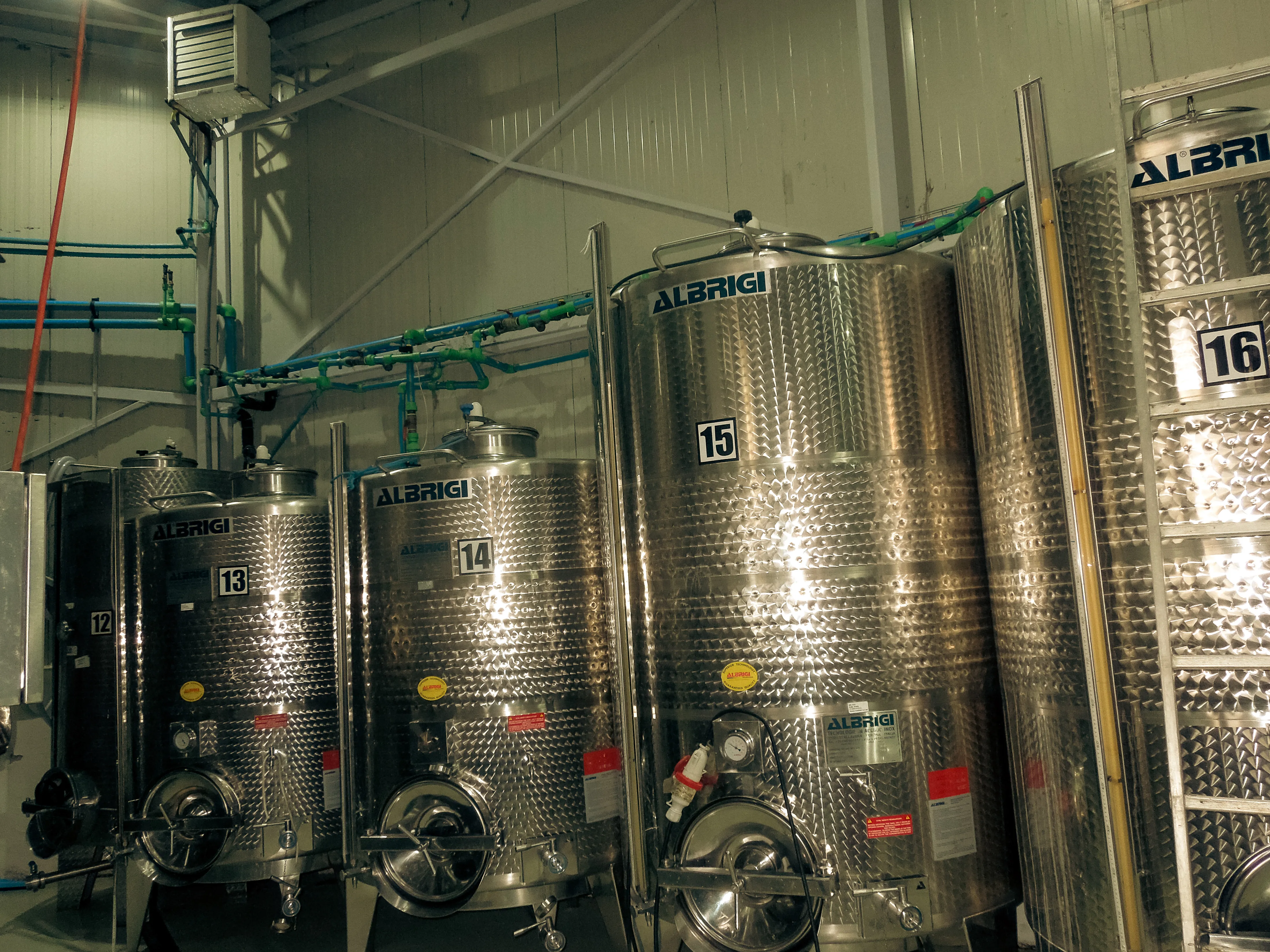 Interiorul Cramei Darie, tancuri de inox cu temperatură controlată