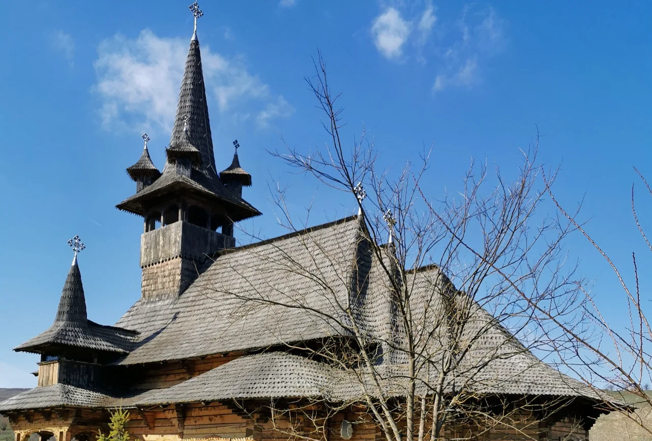 Mănăstirea Sfânta Cruce - loc de pelerinaj lângă Izvorul Tămăduirii