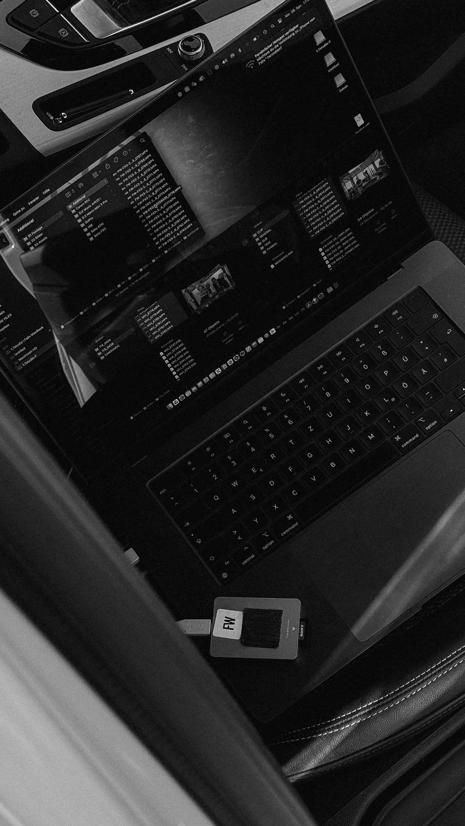 Laptop mit offener Datei-Explorer-Oberfläche und angeschlossenem FW-Adapter auf Autositz. Foto/Video von Felix Weise, Medienproduktion für Sport, Outdoor & Events im Allgäu, Kempten und Bayern.