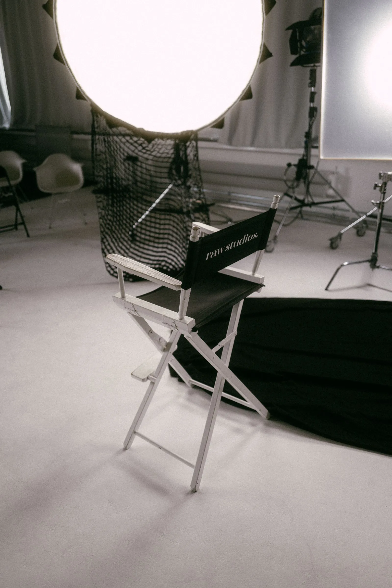 Hochstuhl mit Rückenlehne „raw studios“ in einem Fotostudio mit Beleuchtung. Foto/Video von Felix Weise, Medienproduktion für Sport, Outdoor & Events im Allgäu, Kempten und Bayern.