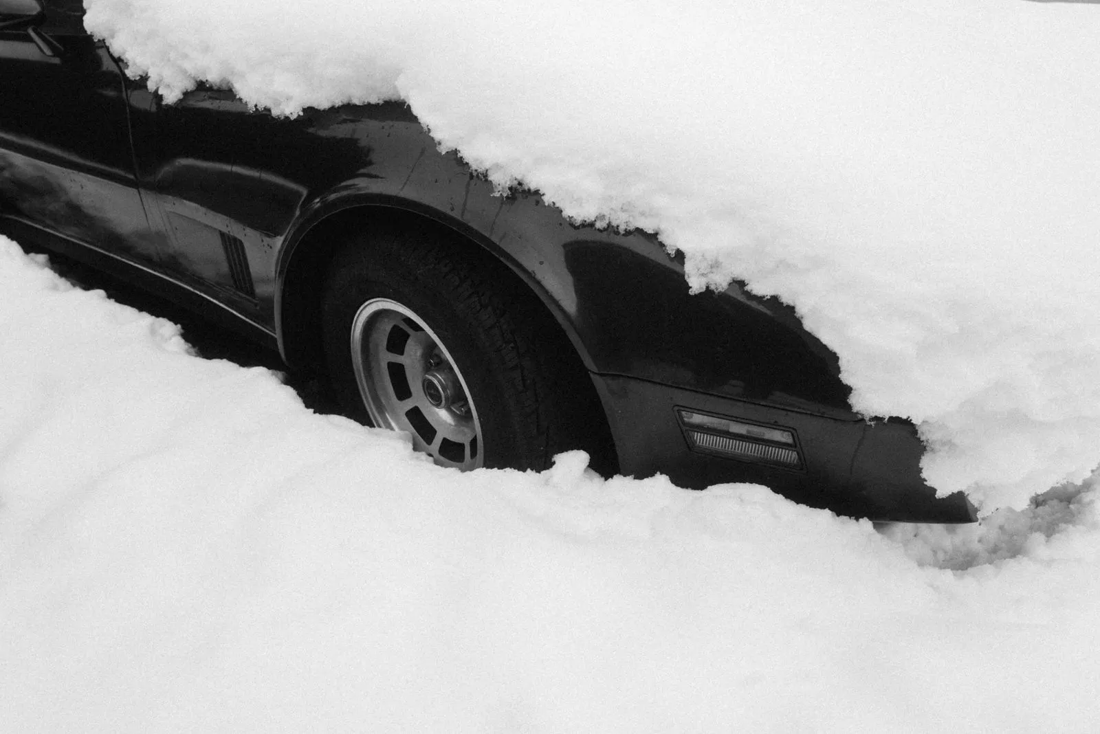 Schwarzes Auto, das fast vollständig unter einer dicken Schneeschicht begraben ist.
Foto/Video von Felix Weise, Medienproduktion für Sport, Outdoor & Events im Allgäu, Kempten und Bayern.