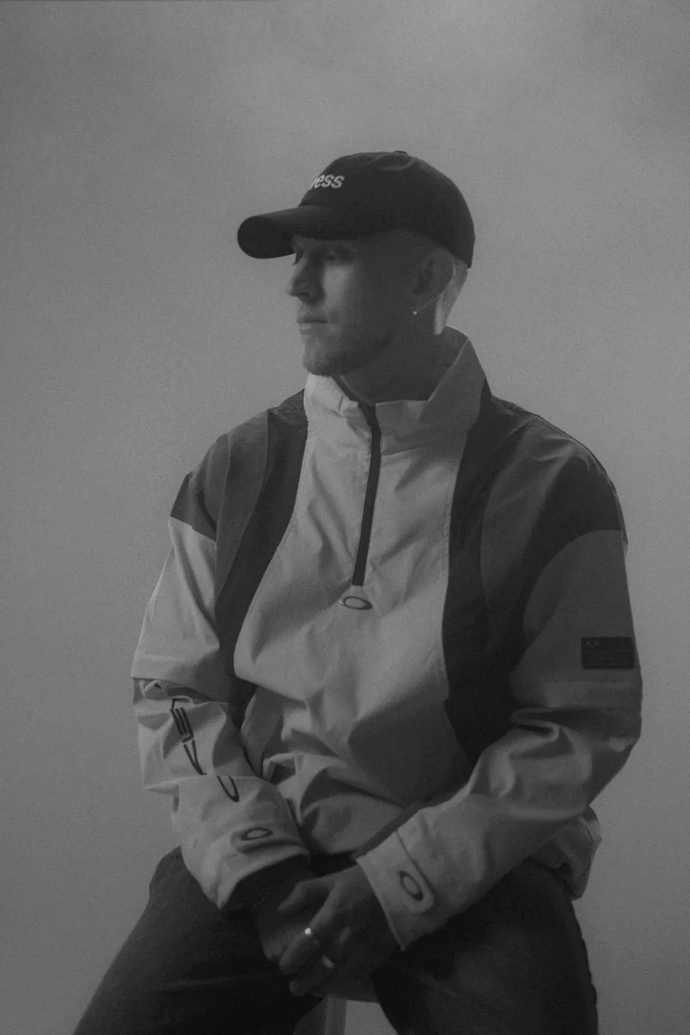 Porträt eines Mannes mit Baseballkappe und Windjacke, der zur Seite schaut. Felix Weise Videoproduktion Bayern, Allgäu.