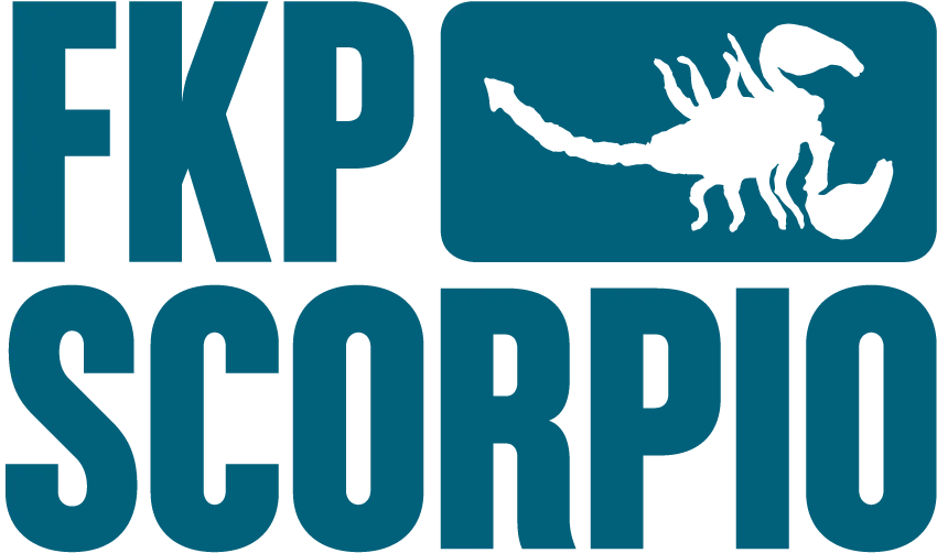 Logo mit den Buchstaben FKP in blaugrüner Farbe auf weißem Hintergrund.