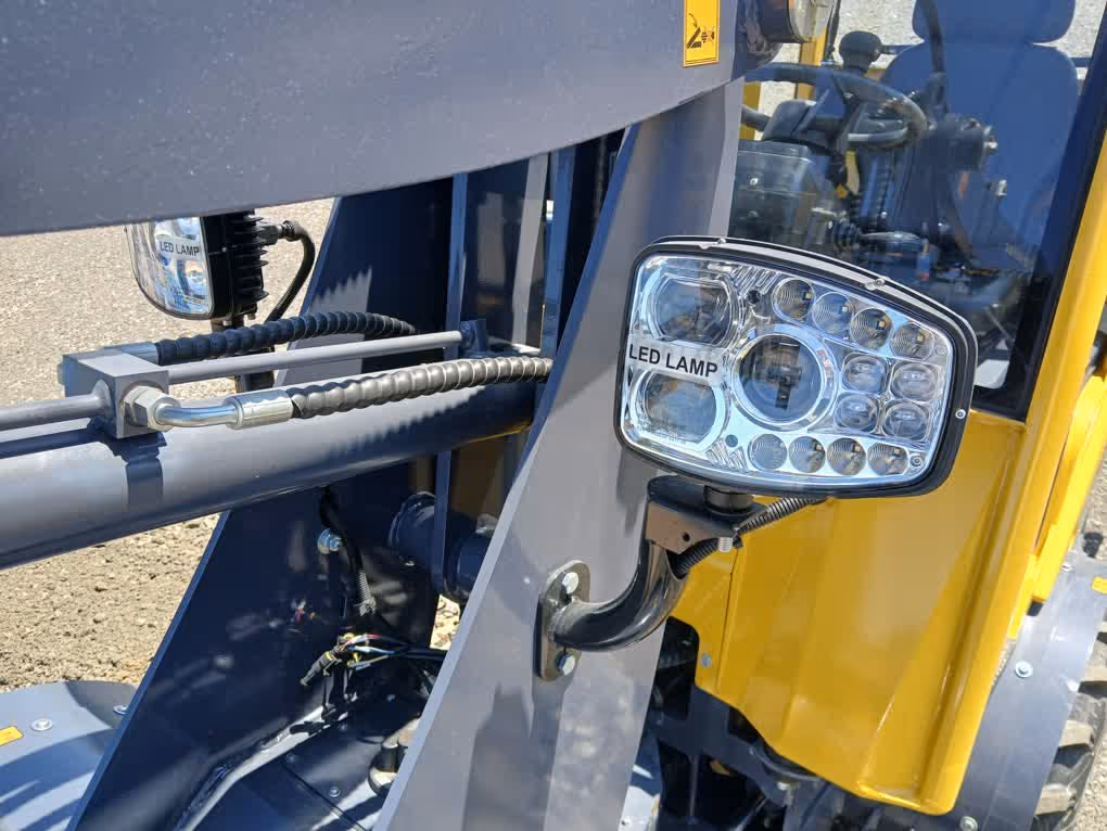 Eurotrac Baumaschine von Sadema GmbH im Einsatz, moderner Hoflader oder Minibagger mit Schaufel und Hydraulik, gelbes robustes Fahrzeug auf Baustelle oder Hof, kompakte Bauweise, starke Leistung und zuverlässige Technik für Landwirtschaft und Bau.