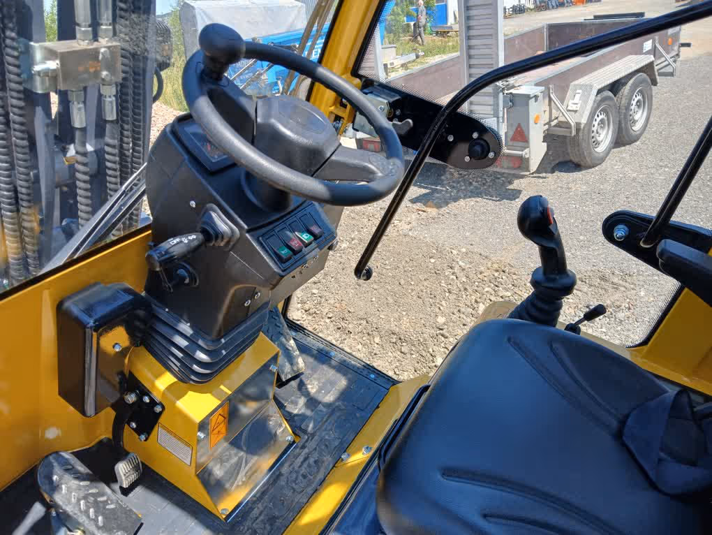 Eurotrac Baumaschine von Sadema GmbH im Einsatz, moderner Hoflader oder Minibagger mit Schaufel und Hydraulik, gelbes robustes Fahrzeug auf Baustelle oder Hof, kompakte Bauweise, starke Leistung und zuverlässige Technik für Landwirtschaft und Bau.