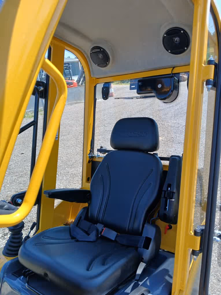 Eurotrac Baumaschine von Sadema GmbH im Einsatz, moderner Hoflader oder Minibagger mit Schaufel und Hydraulik, gelbes robustes Fahrzeug auf Baustelle oder Hof, kompakte Bauweise, starke Leistung und zuverlässige Technik für Landwirtschaft und Bau.