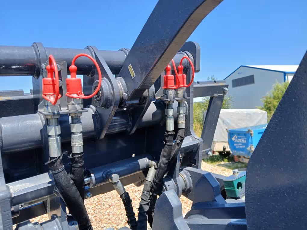 Eurotrac Baumaschine von Sadema GmbH im Einsatz, moderner Hoflader oder Minibagger mit Schaufel und Hydraulik, gelbes robustes Fahrzeug auf Baustelle oder Hof, kompakte Bauweise, starke Leistung und zuverlässige Technik für Landwirtschaft und Bau.