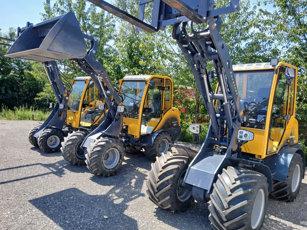 Eurotrac Baumaschine von Sadema GmbH im Einsatz, moderner Hoflader oder Minibagger mit Schaufel und Hydraulik, gelbes robustes Fahrzeug auf Baustelle oder Hof, kompakte Bauweise, starke Leistung und zuverlässige Technik für Landwirtschaft und Bau.