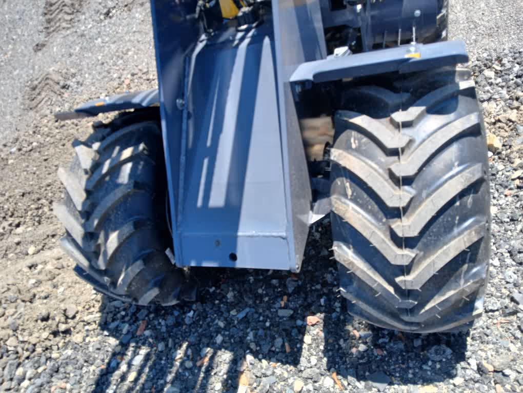 Eurotrac Baumaschine von Sadema GmbH im Einsatz, moderner Hoflader oder Minibagger mit Schaufel und Hydraulik, gelbes robustes Fahrzeug auf Baustelle oder Hof, kompakte Bauweise, starke Leistung und zuverlässige Technik für Landwirtschaft und Bau.