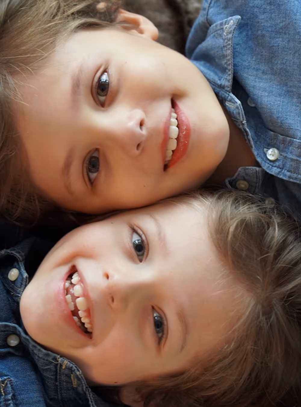 zwei lächelnde kleine Kinder