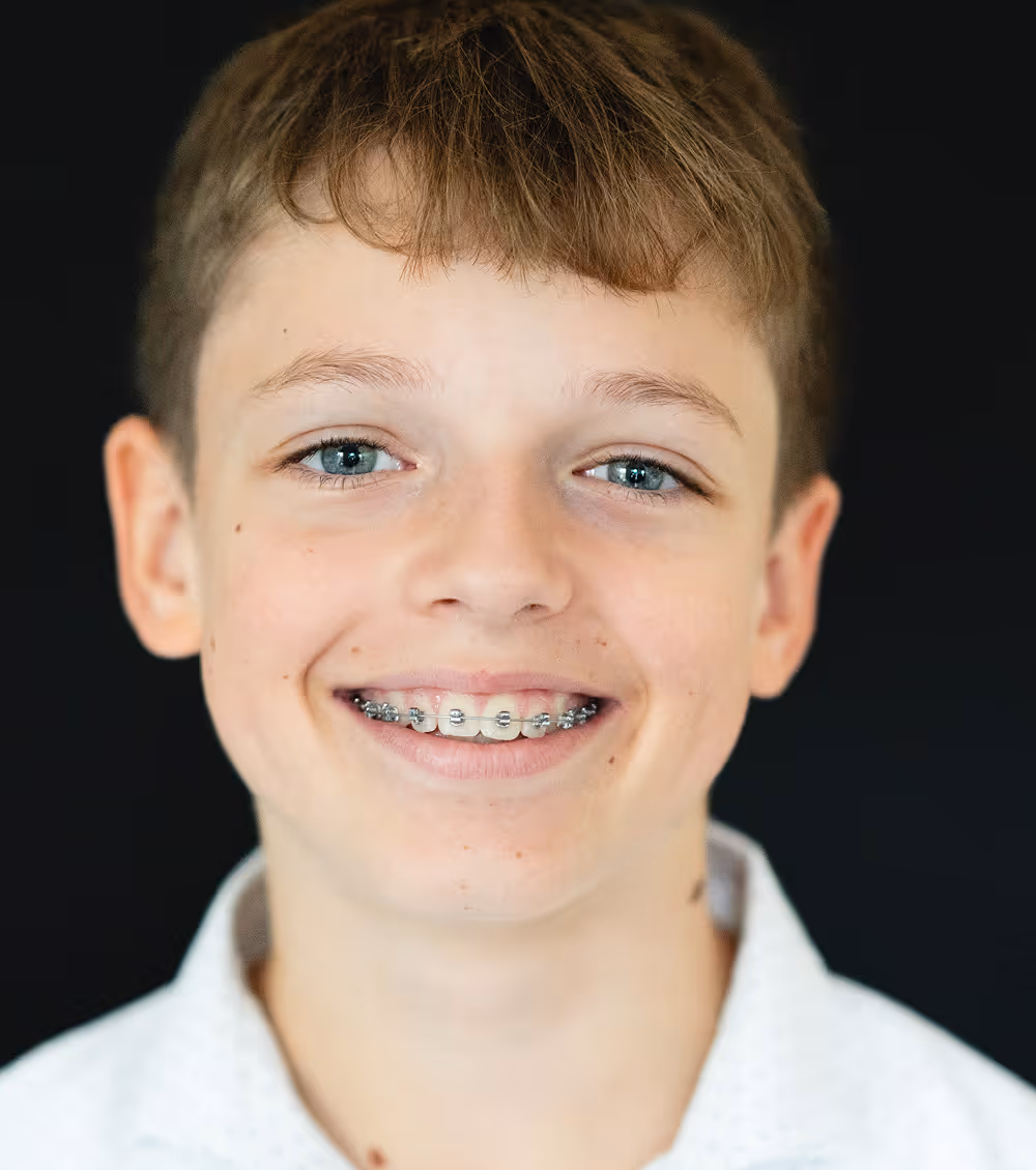 Junge mit Zahnspange
