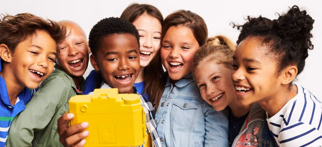 lächelnde Kinder, die ein Selfie machen