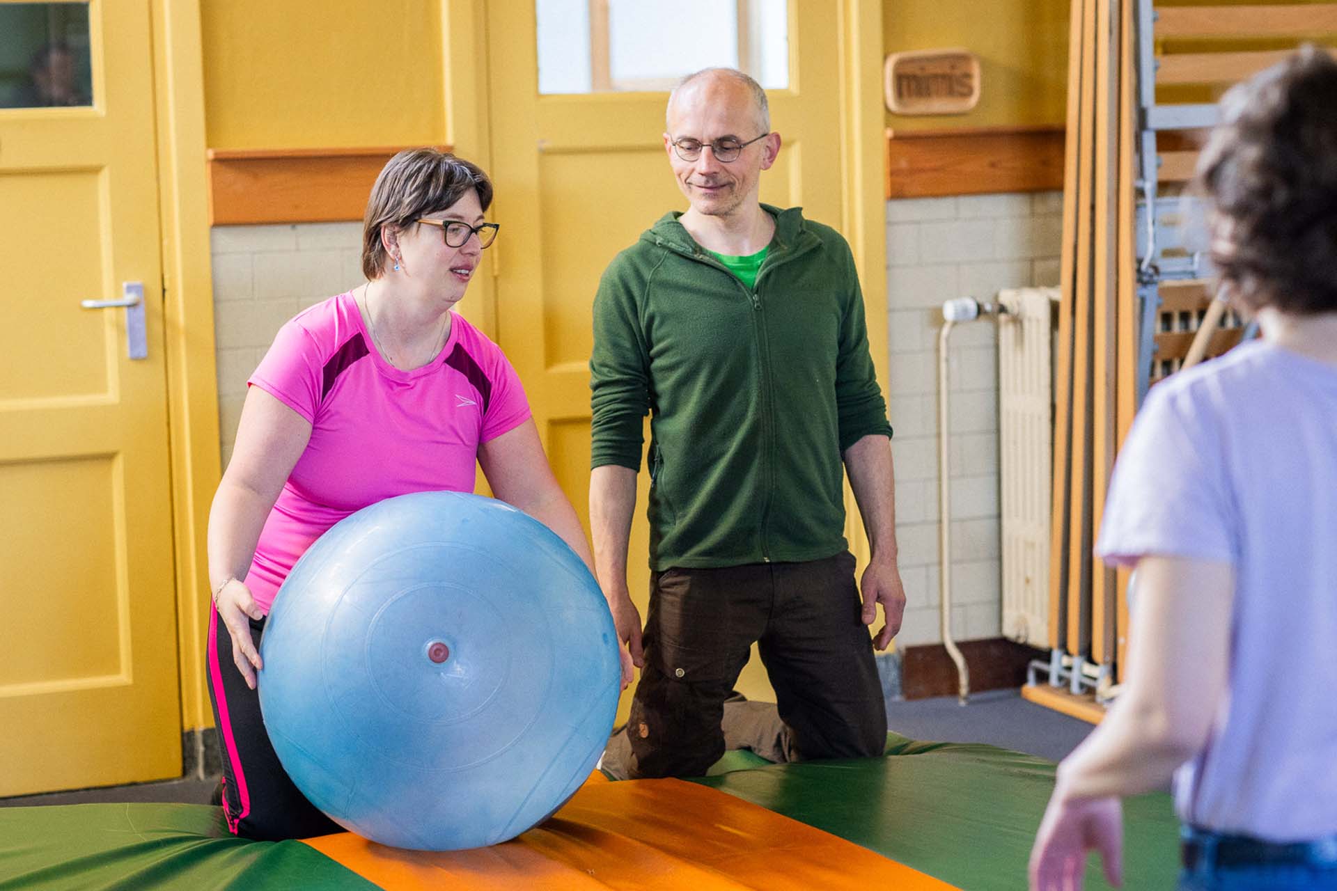 bewoners sporten met een bal op breidablick