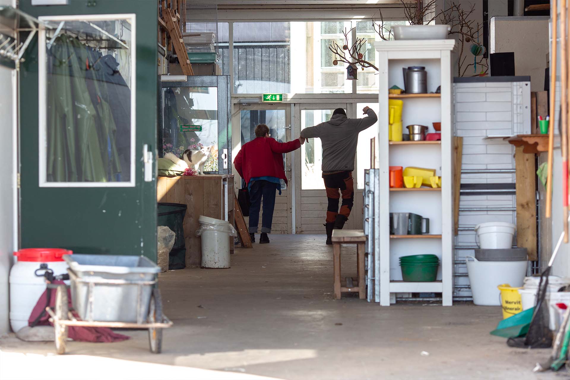 bewoner en medewerker doen vreugde dansje tijdens dagbesteding op artemis