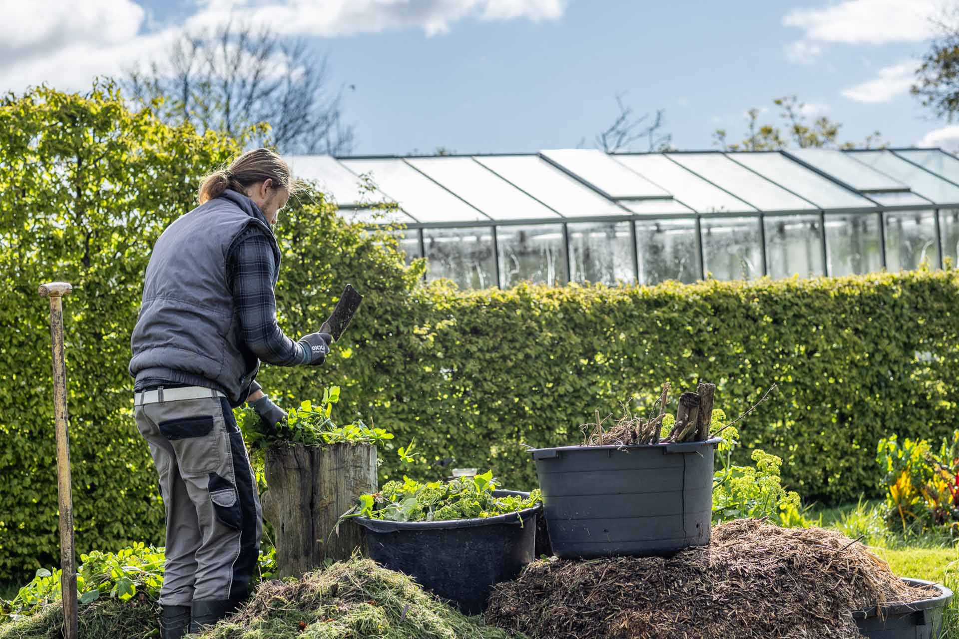 bewoner hakt groen tijdens dagbesteding op dijkgatshoeve