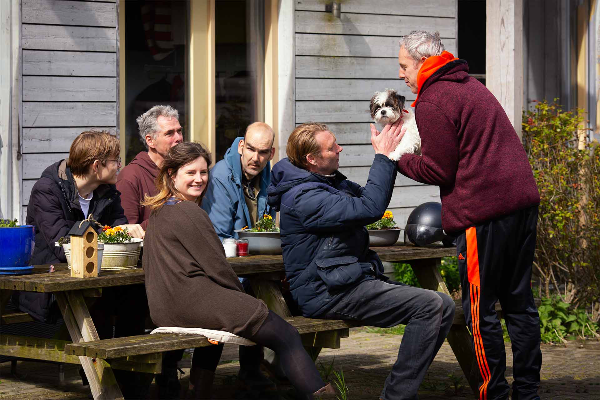 samen buiten zitten in het zonnetje bij noorderhoeve