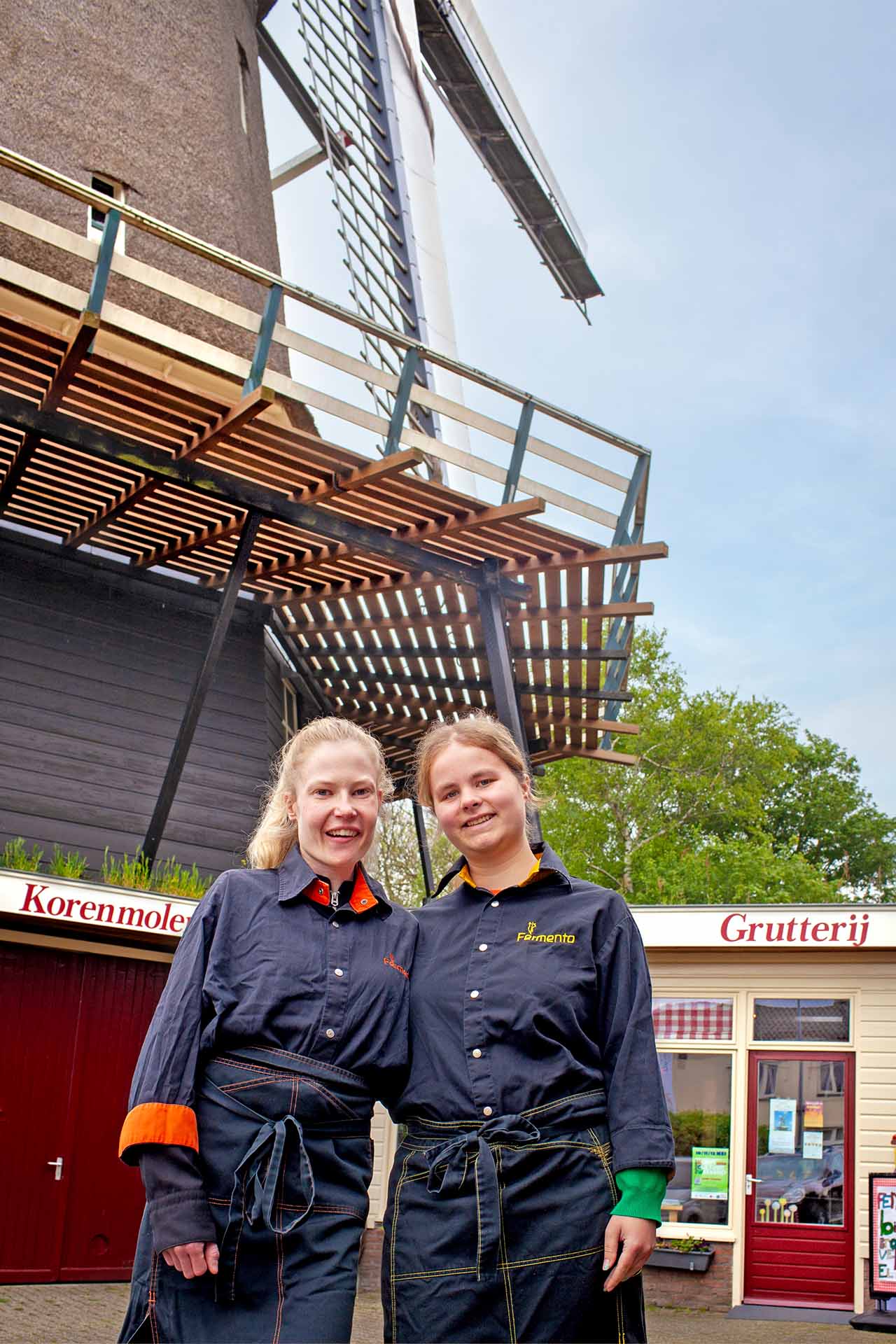 bewoners staan samen voor de winkel van molen het roode hert
