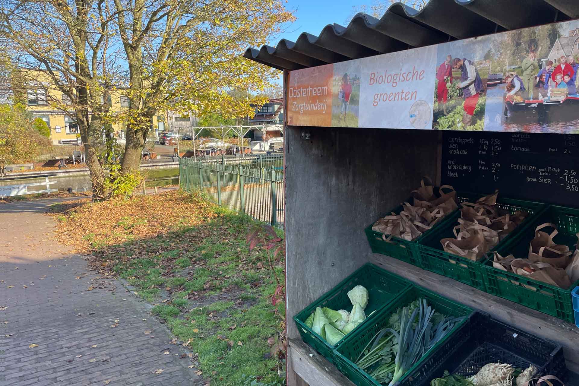 biologische groenten in verkoopstalletje van oosterheem