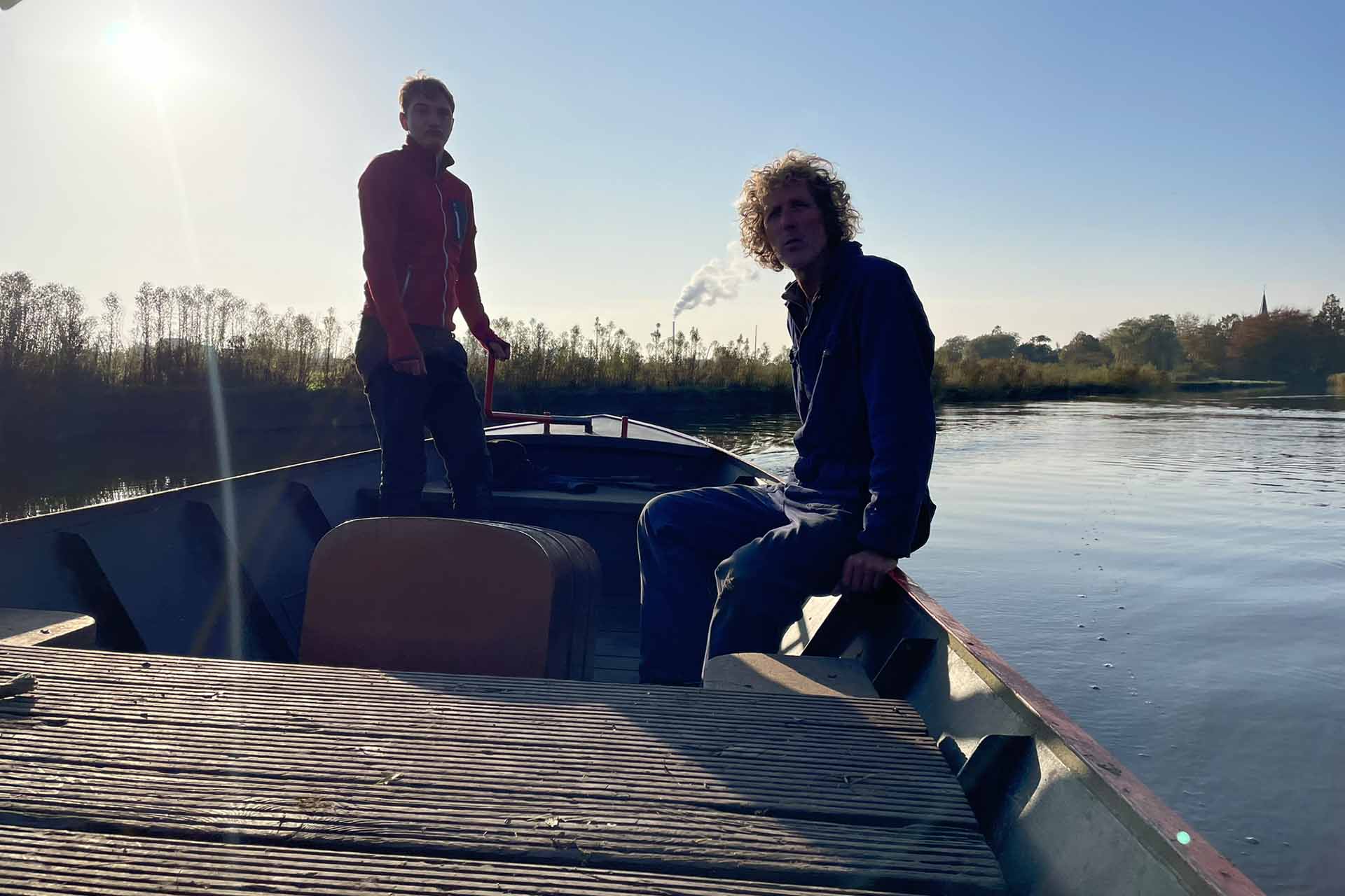 bewoner besturt boot met medewerker bij oosterheem