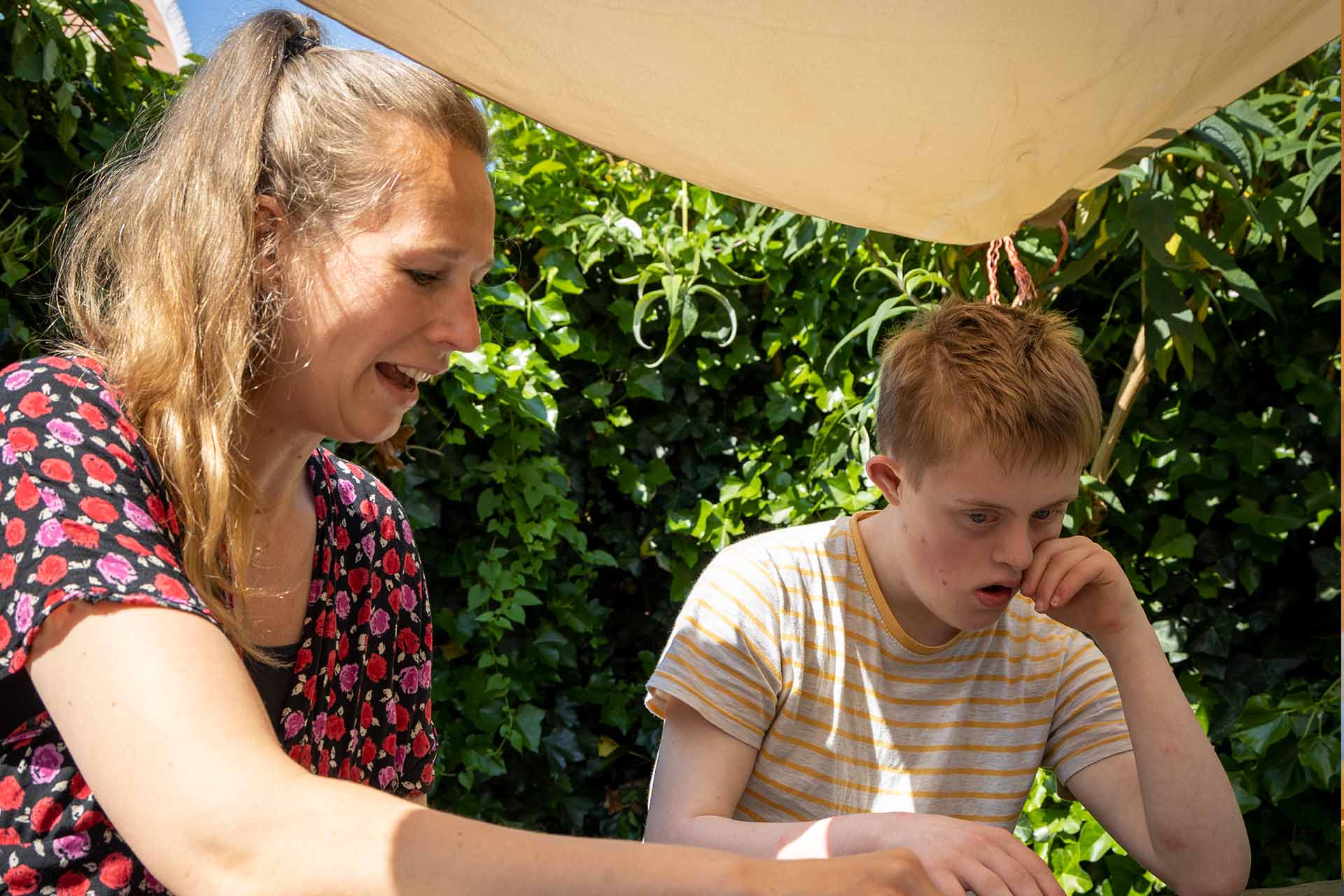 kind en medewerker spelen memory op molenhuis