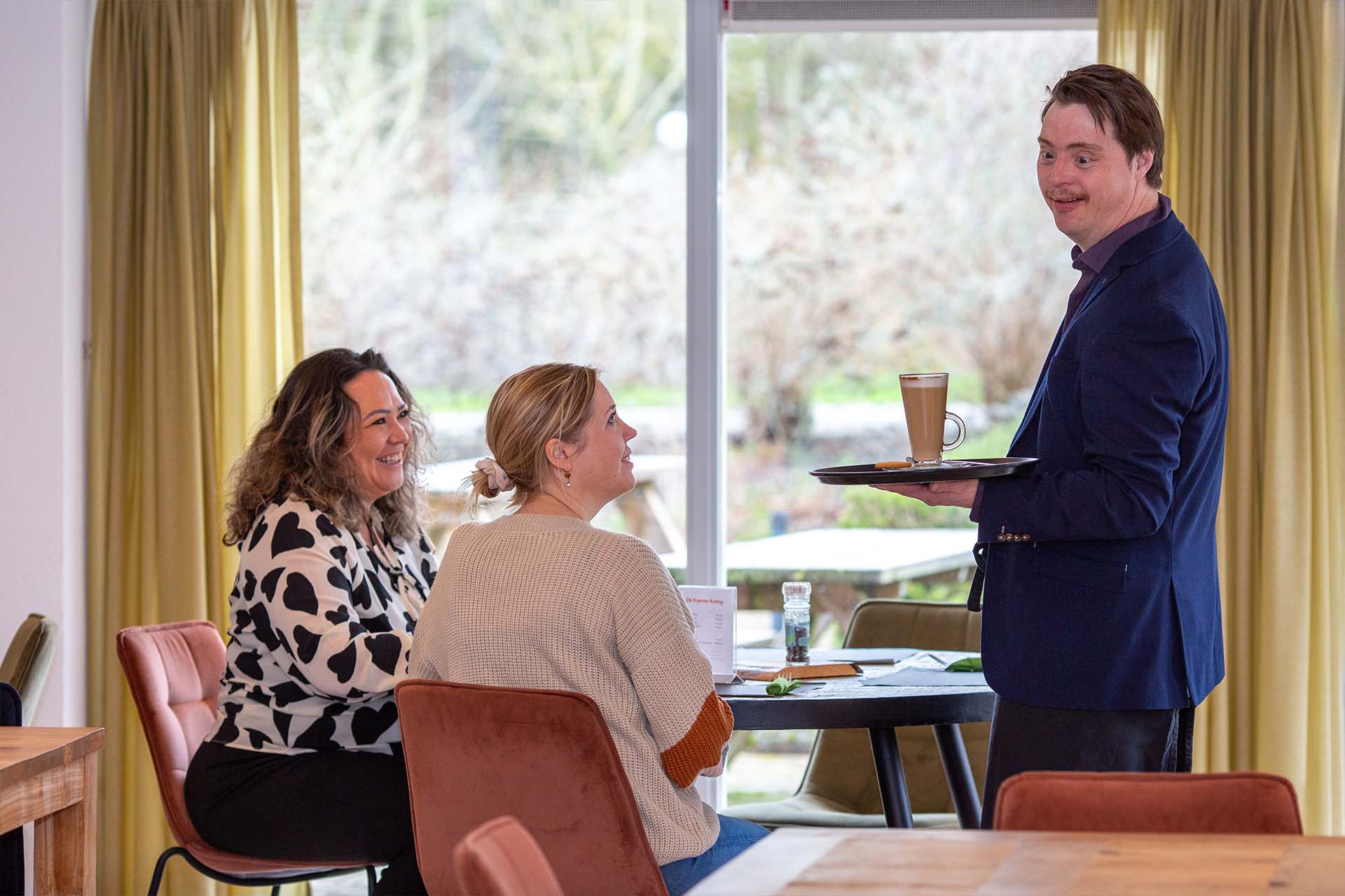 bewoner serveert medewerkers een kopje koffie in de koperen koning