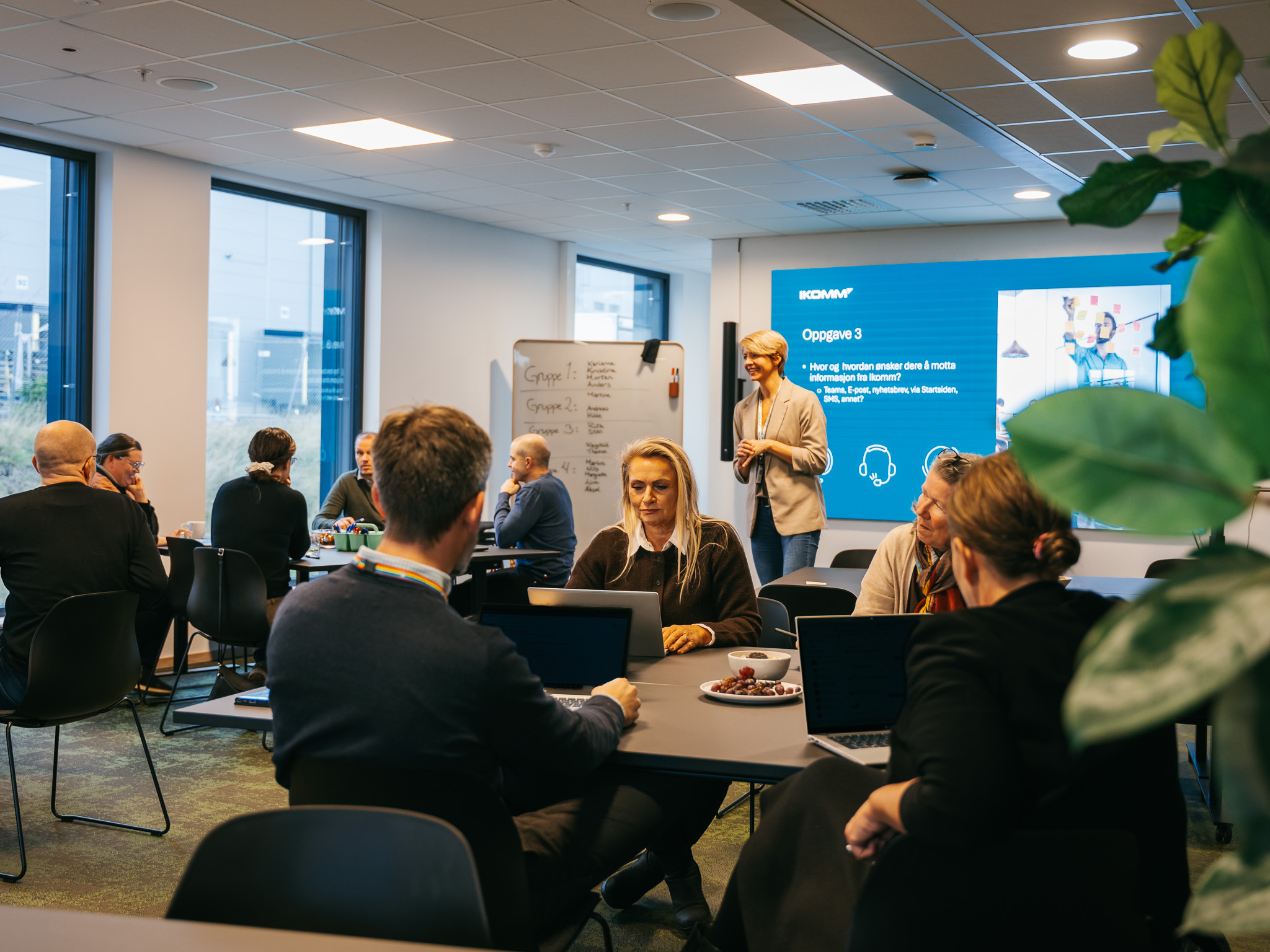 Deltakere jobber med en gruppeoppgave på PC