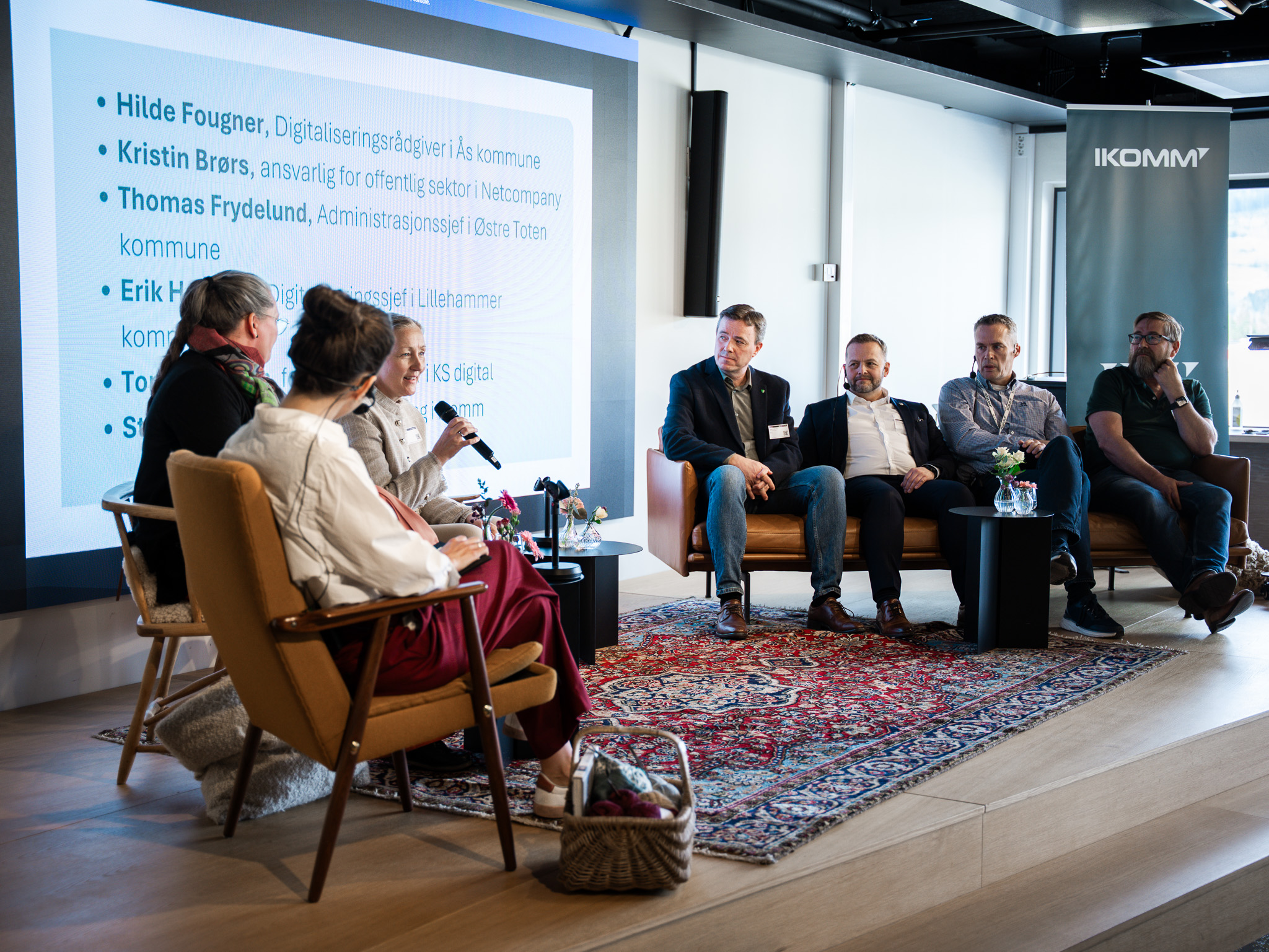 Panelsamtale med deltakere i sofa og lenestoler