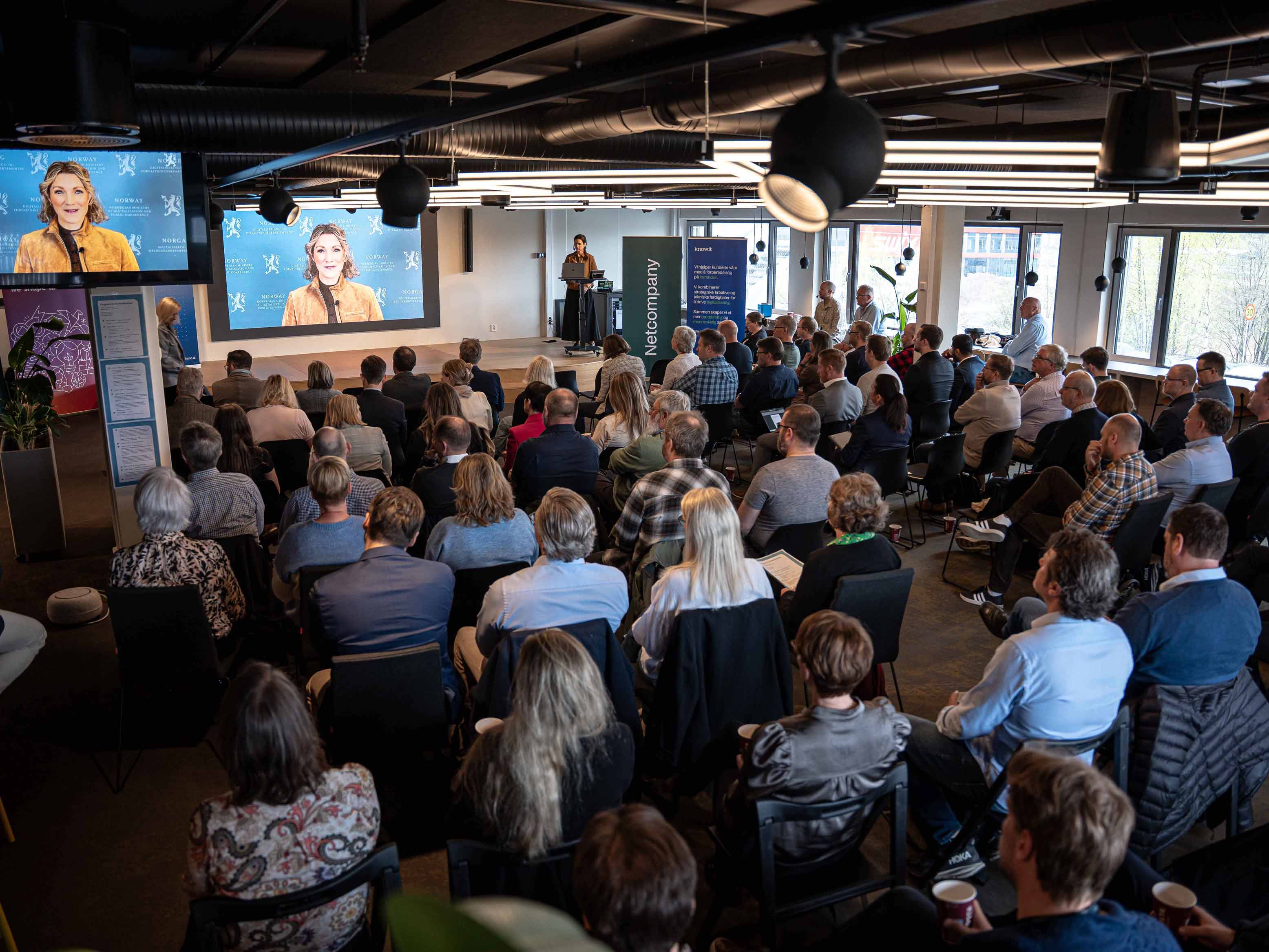 Fullsatt sal følger et foredrag på storskjerm