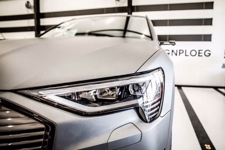 Audi E-Tron van glanzend naar mat
