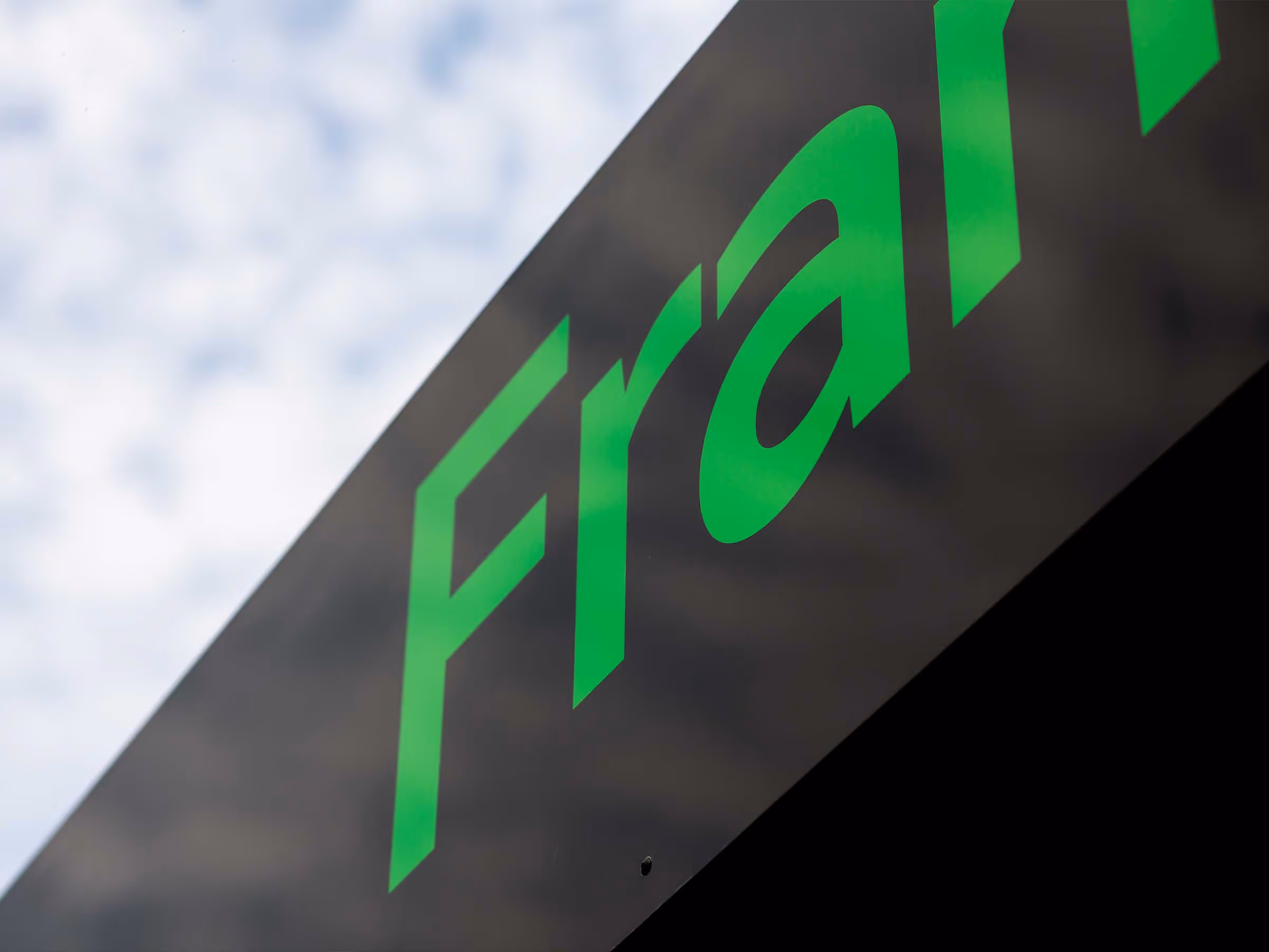 Gevelletters Nee dit is niet Frank de Boer of Frank Sinatra, maar Frankwatching! Voor deze Frank hebben we het logo op de gevel mogen monteren.