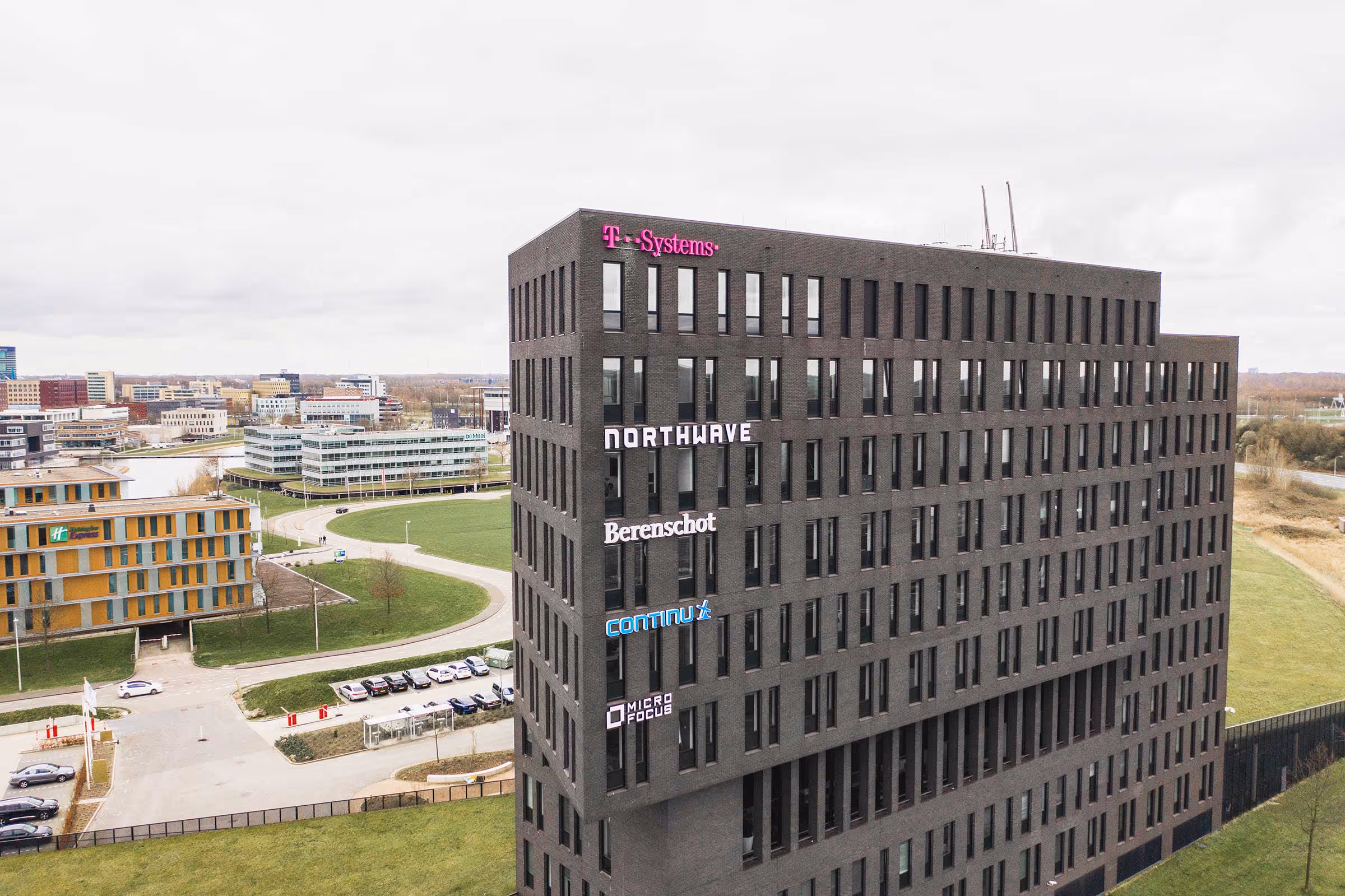 Wat doe je als je wilt dat je pand van een flinke afstand opvalt? Juist, dan kies je voor gevelletters! Maar welke gevelletters passen het beste bij jouw gebouw en merk? Dit is een belangrijke vraag die we altijd eerst bespreken met de opdrachtgever.