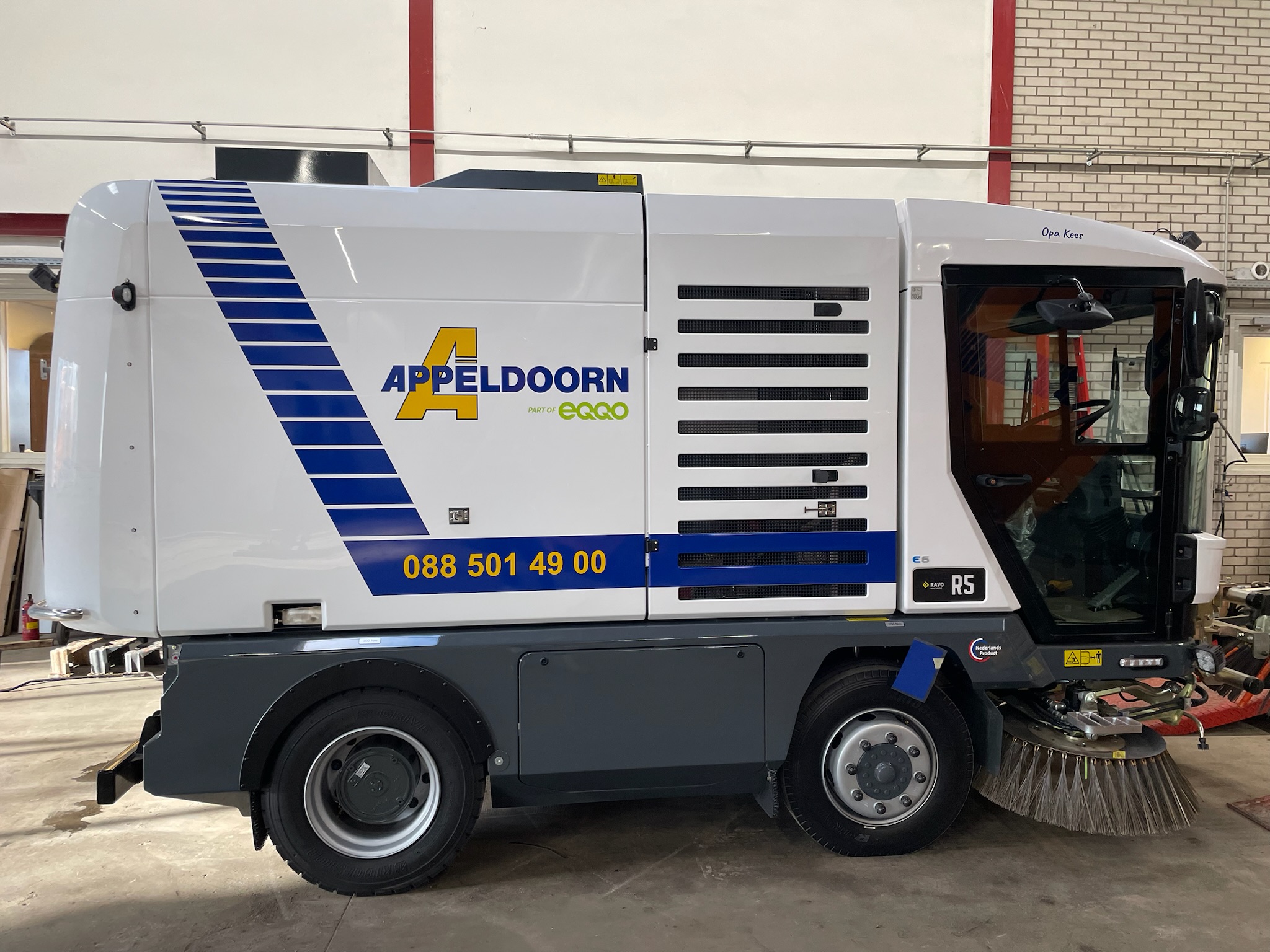 Voertuigen zijn dagelijks onderweg en worden door honderden mensen gezien. Dan wil je dat ze er verzorgd uitzien én direct herkenbaar zijn. Voor Appeldoorn gingen we aan de slag met een nieuwe bestickering voor verschillende voertuigen binnen het wagenpark.