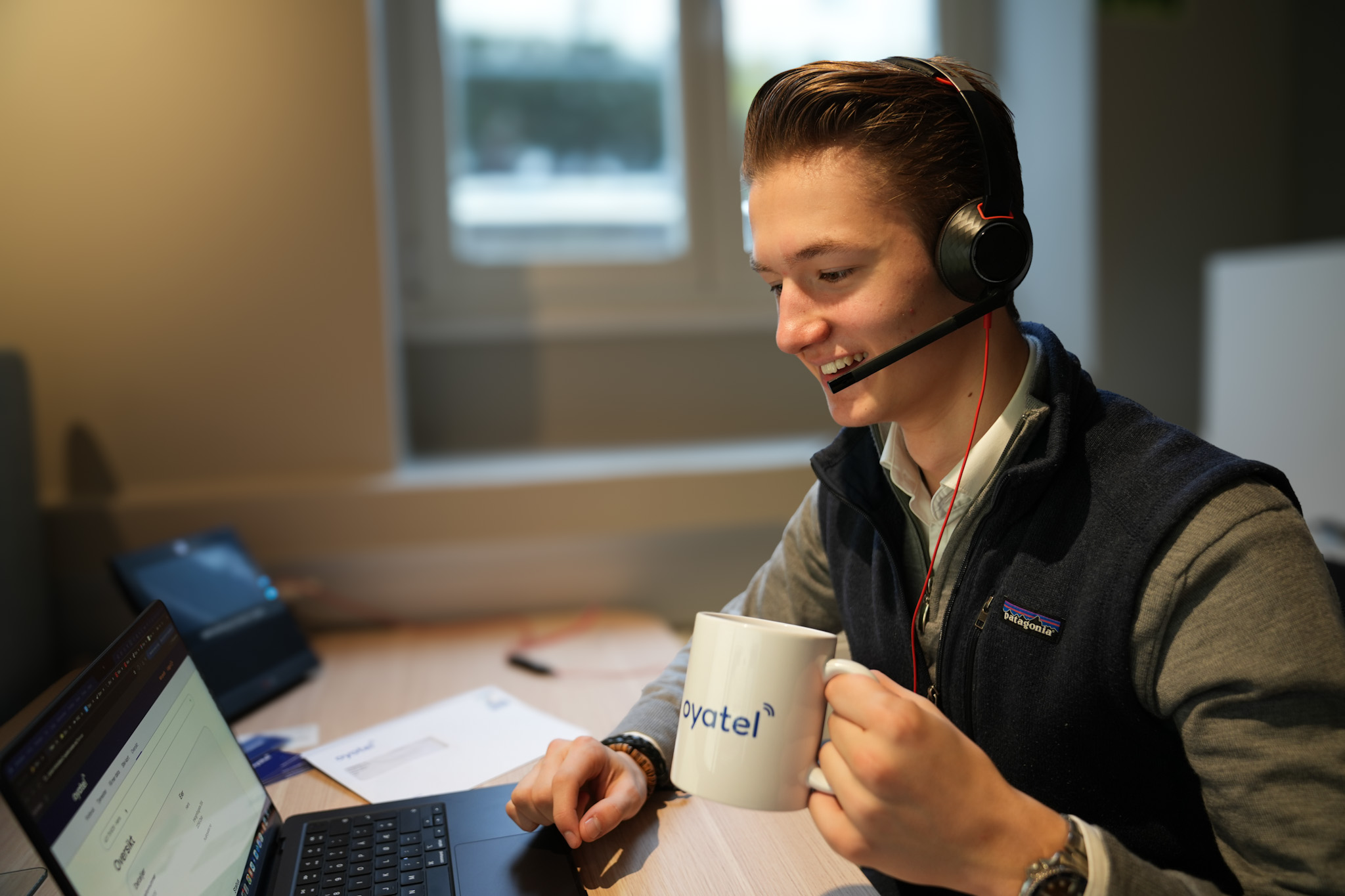 Oyatel kundeservice-medarbeider med headset klar til å hjelpe bedriftskunder