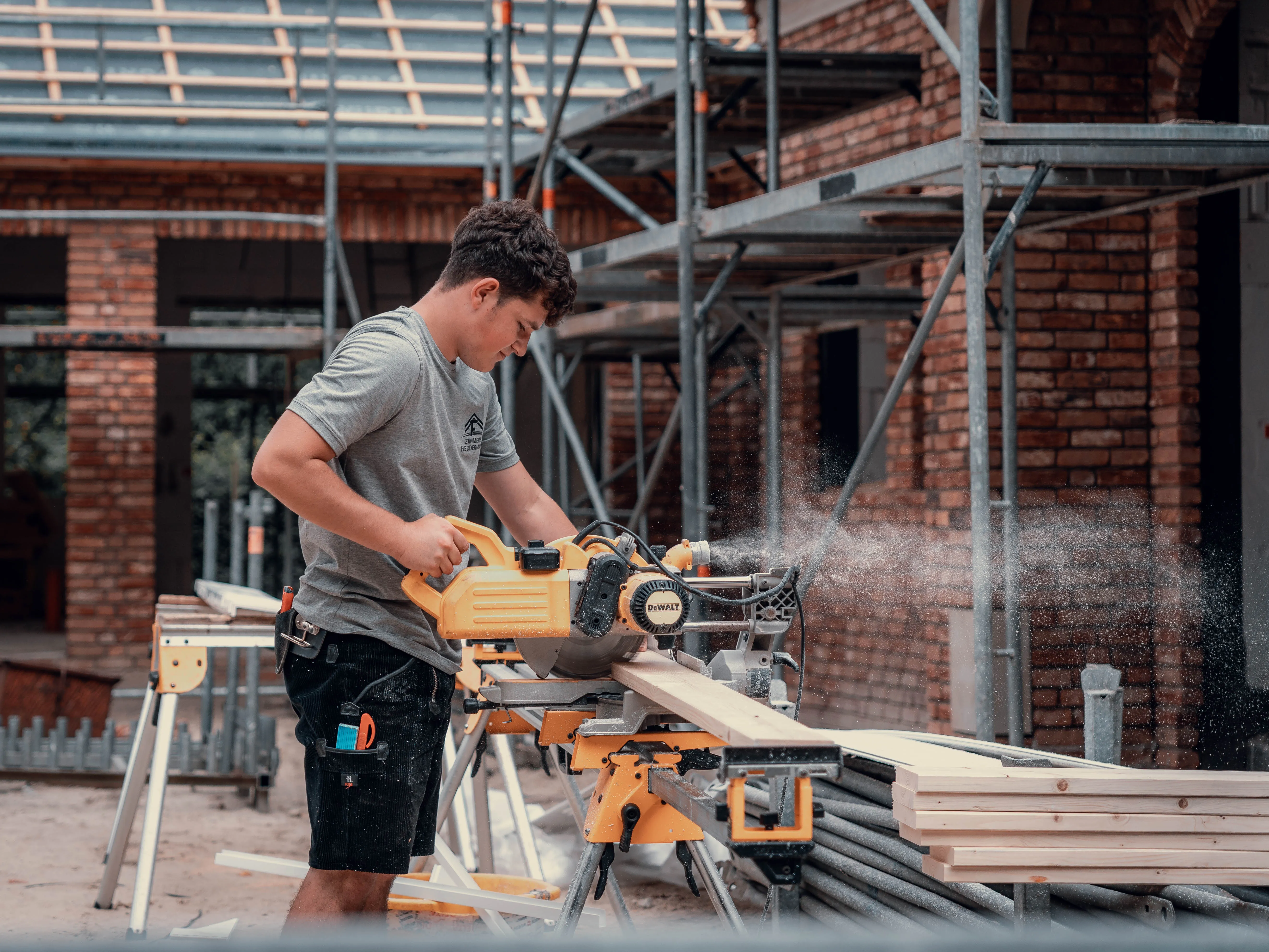 Handwerker bei der Holzbearbeitung | Fotografie und Webdesign im Handwerk