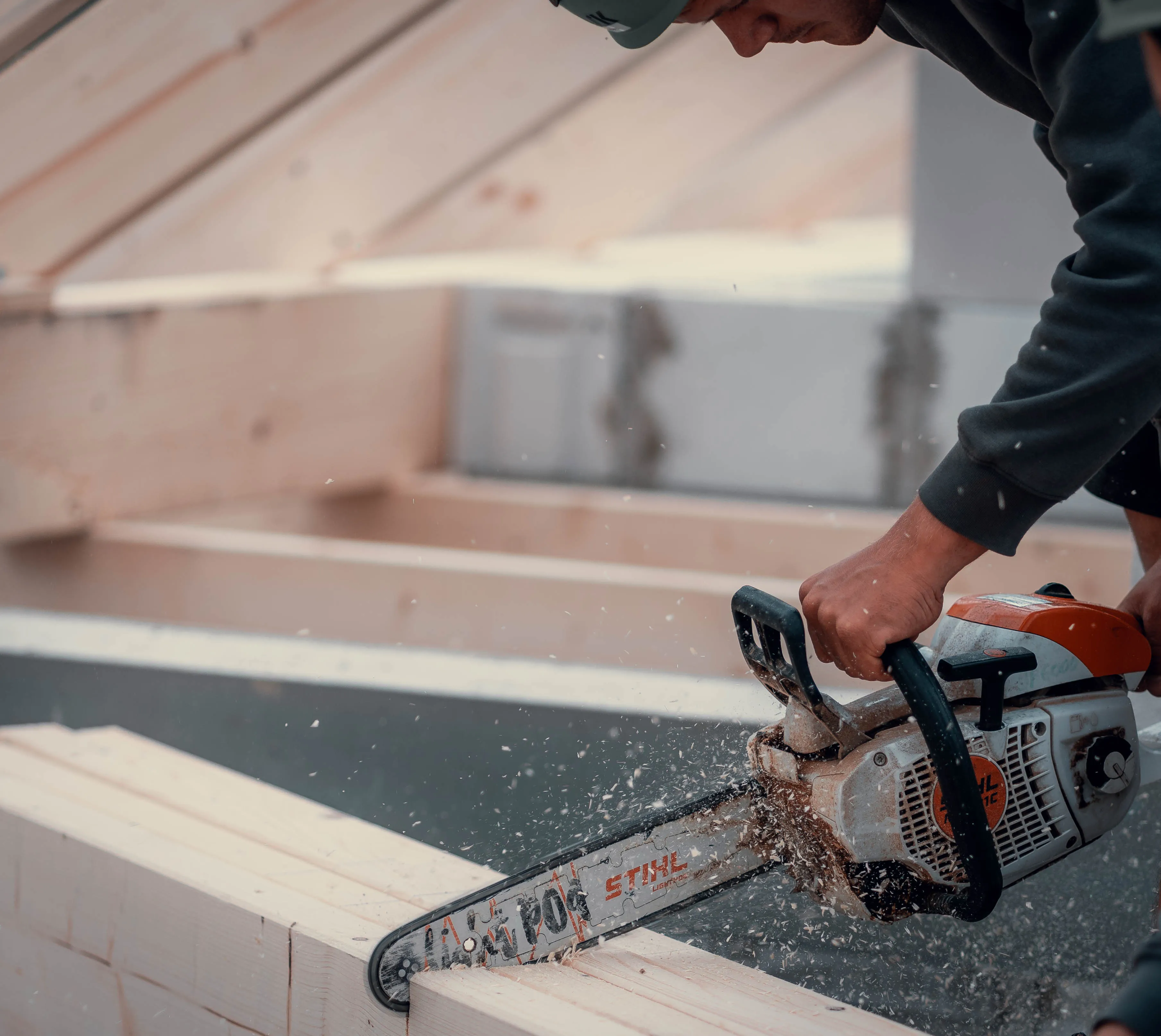 Zimmermann bei Holzbearbeitung | Echte Holzbau-Projekte für digitale Sichtbarkeit