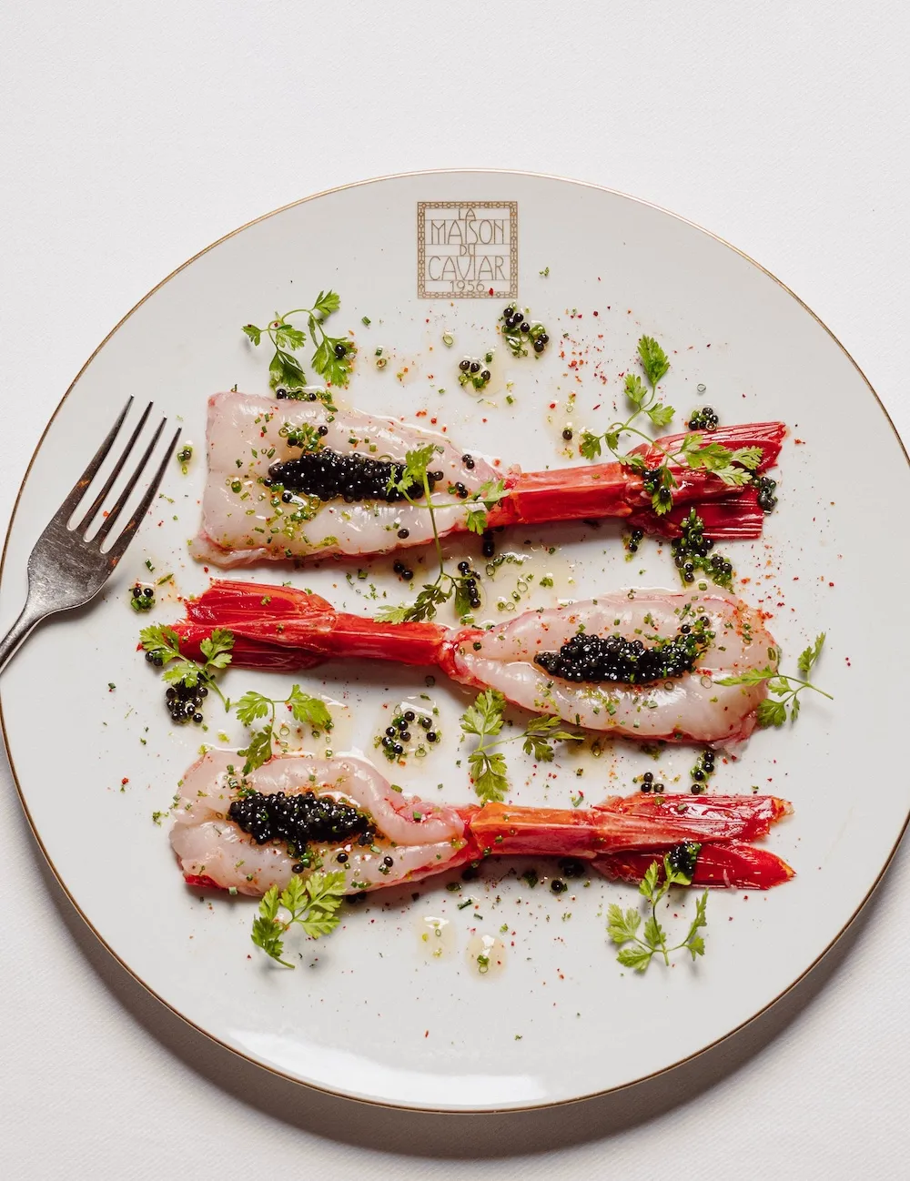 plat servi au restaurant la maison du caviar à Paris : chips de riz souflées accompagnées de caviar