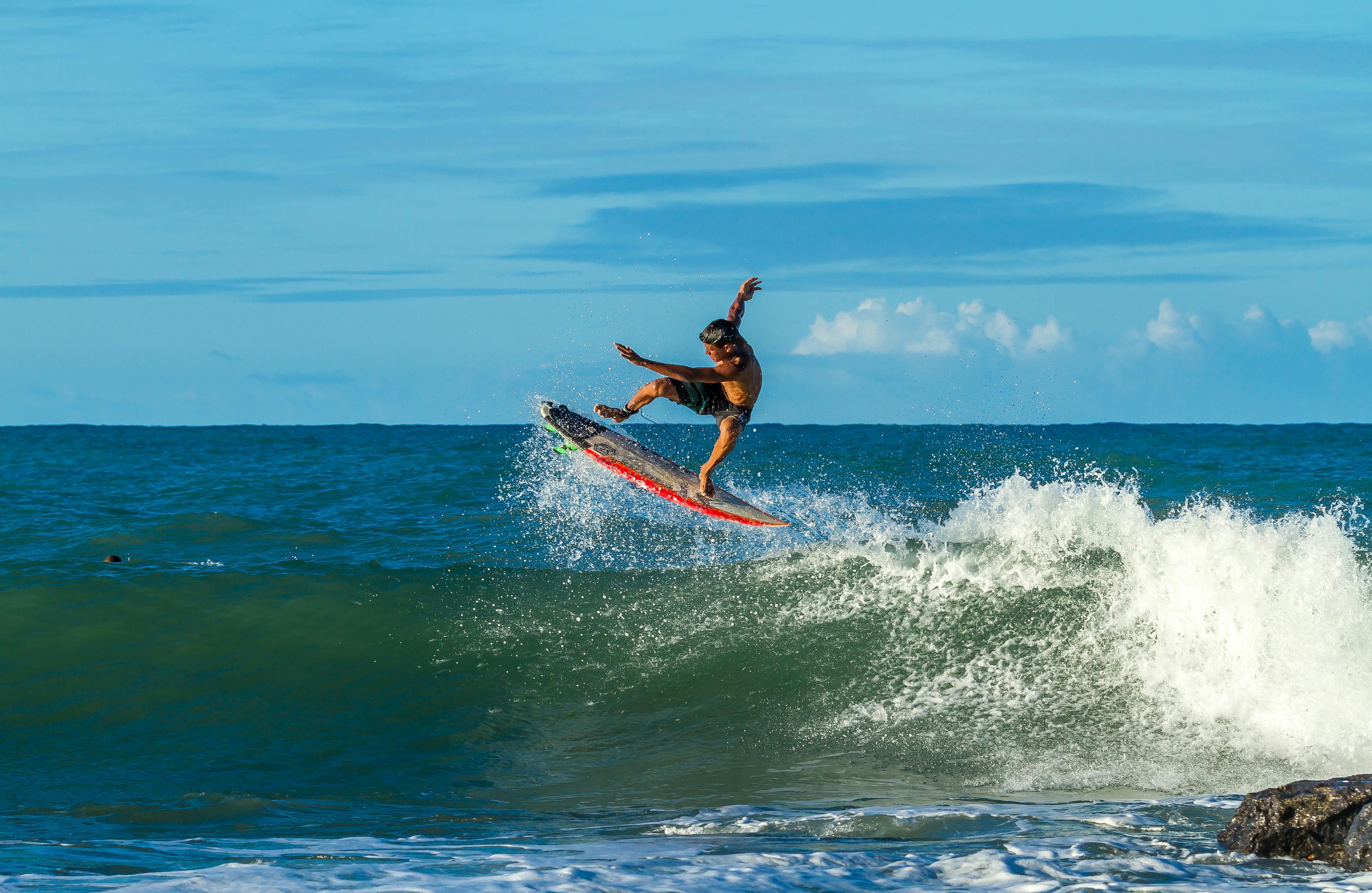 How to Land a Reverse in Surfing – Without Just Spinning and Praying