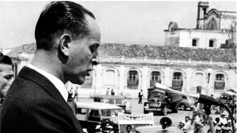 Guatemalan president Jacobo Árbenz speaking to a crowd in an archival photograph, via BBC Mundo and Getty Images
