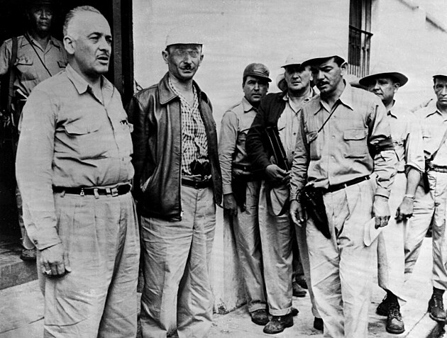 Archival group photograph associated with Carlos Castillo Armas, reproduced by iDNES with Profimedia credit