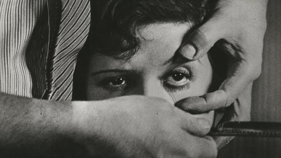 Close-up film still from Un Chien Andalou