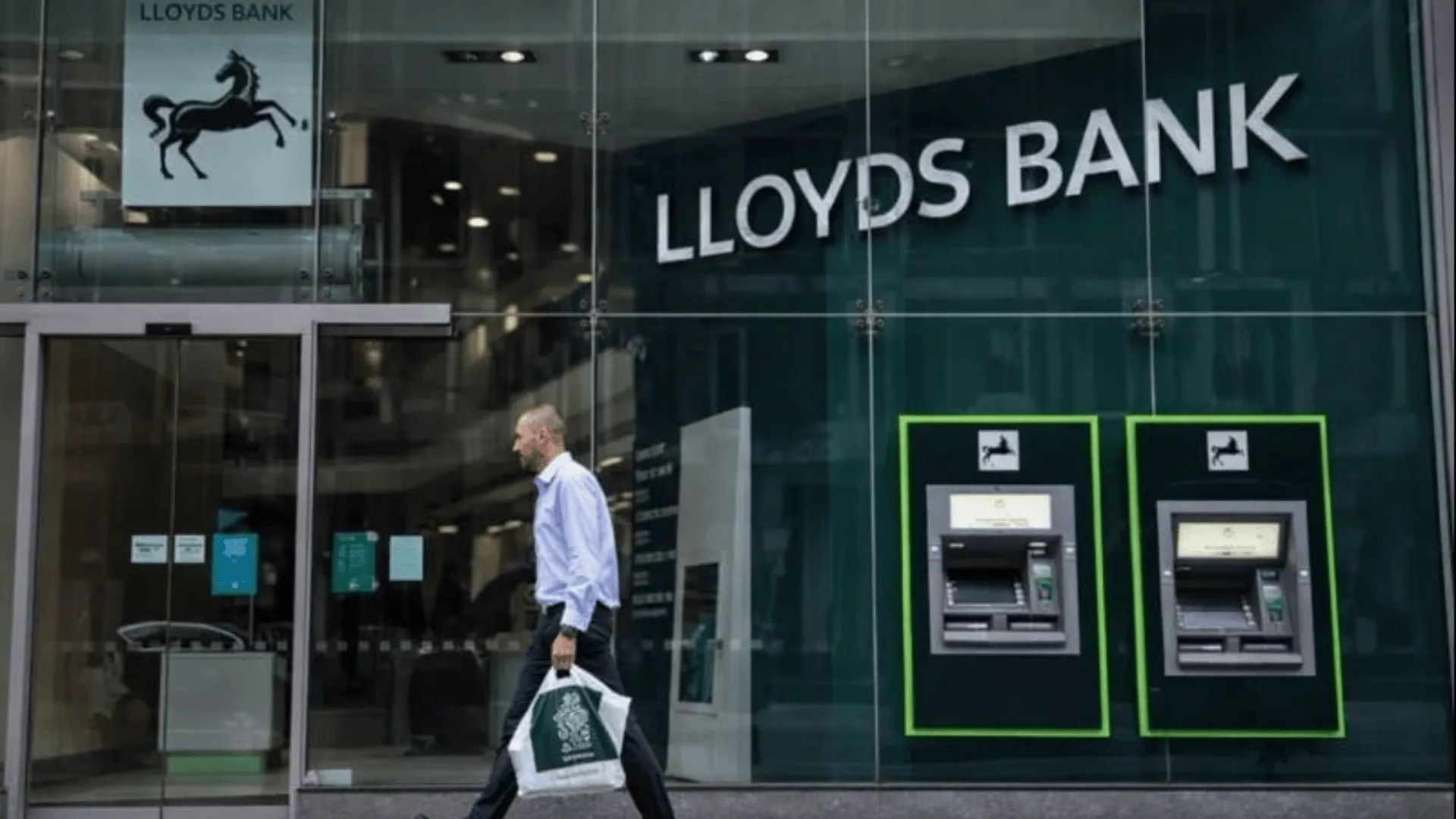 Lloyds Chief Calls for Banking Workforce Transformation Amid AI Integration