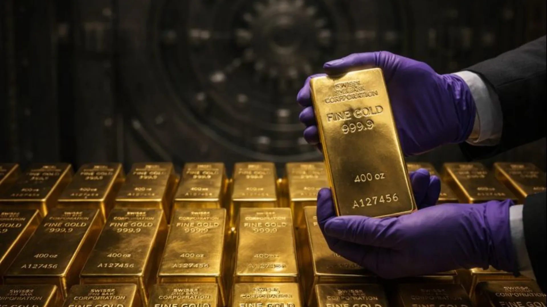 Precious Metals Surge as Economic Uncertainty Drives Record Investment