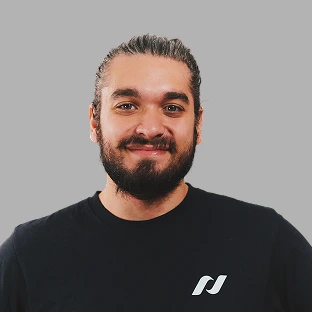 Retrato profesional de un colaborador de Neocoast con remera negra de la empresa y cabello recogido.