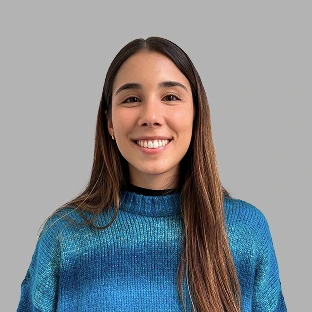 Retrato profesional de una colaboradora de Neocoast sonriendo frente a un fondo gris claro.