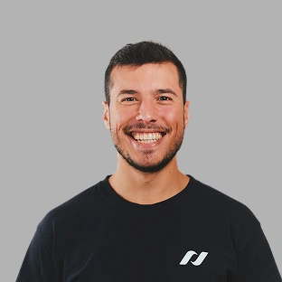 Retrato frontal de un miembro del equipo de Neocoast con amplia sonrisa y remera institucional.