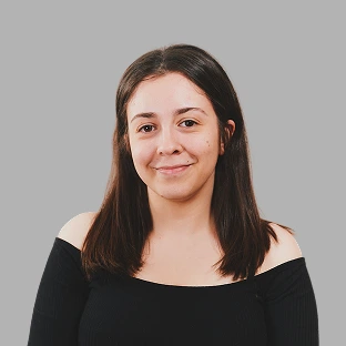 Retrato frontal de una integrante del equipo de Neocoast con top negro y fondo gris claro.
