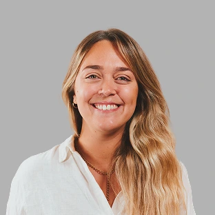 Miembro del equipo de Neocoast con camisa blanca, posando sonriente para un retrato corporativo.