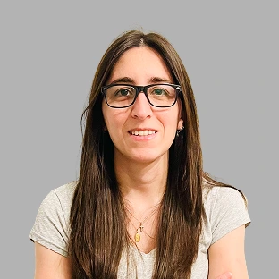 Retrato de una integrante del equipo de Neocoast con gafas y remera clara, sobre fondo neutro.